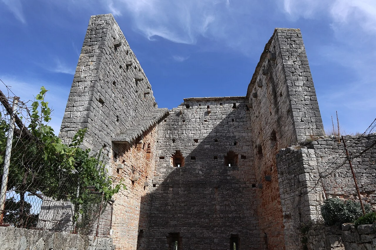Kamena kula povijesnih zidina Svetog Lovreča